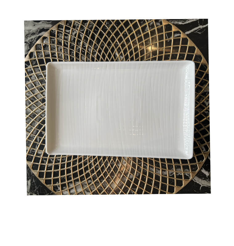 Assiette plate en porcelaine blanche striée, 25,4x16.8 cm | Vaisselle en porcelaine blanche | 2 700 CFA , dakar, Sénégal