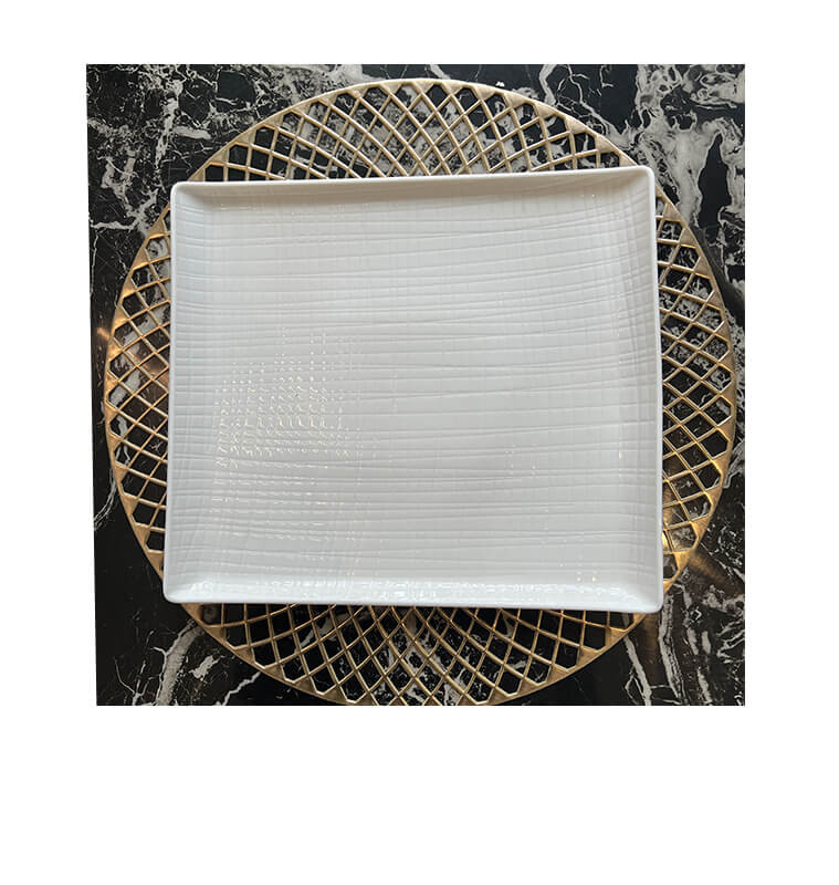 Assiette plate en porcelaine blanche striée, 28x25 cm | Vaisselle en porcelaine blanche | 5 000 CFA , dakar, Sénégal