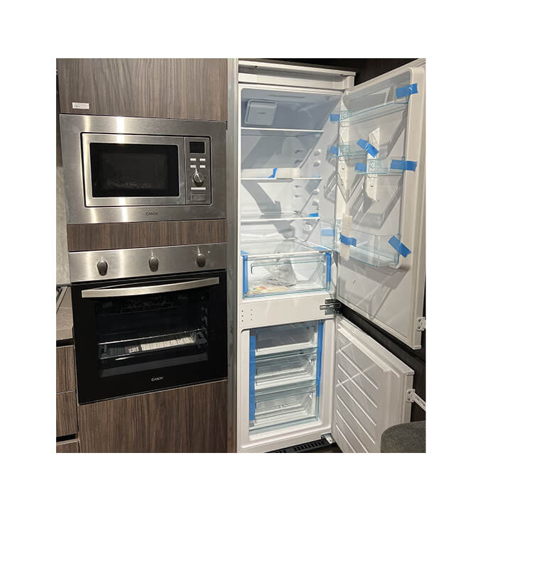 Cuisine équipée moderne complète blanc et marron foncé avec électroménagers, 330X216 cm | 4 380 000 CFA , Dakar
