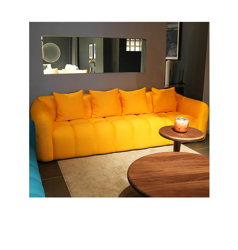 Canapé en tissu jaune + 4 coussins | 1 485 000 CFA , Dakar
