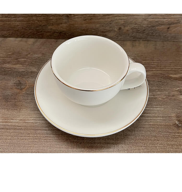 Tasse à thé avec sous-tasse en porcelaine blanche bordure dorée – 260 ml | Vaisselle en porcelaine blanche | 3 900 CFA , daka...