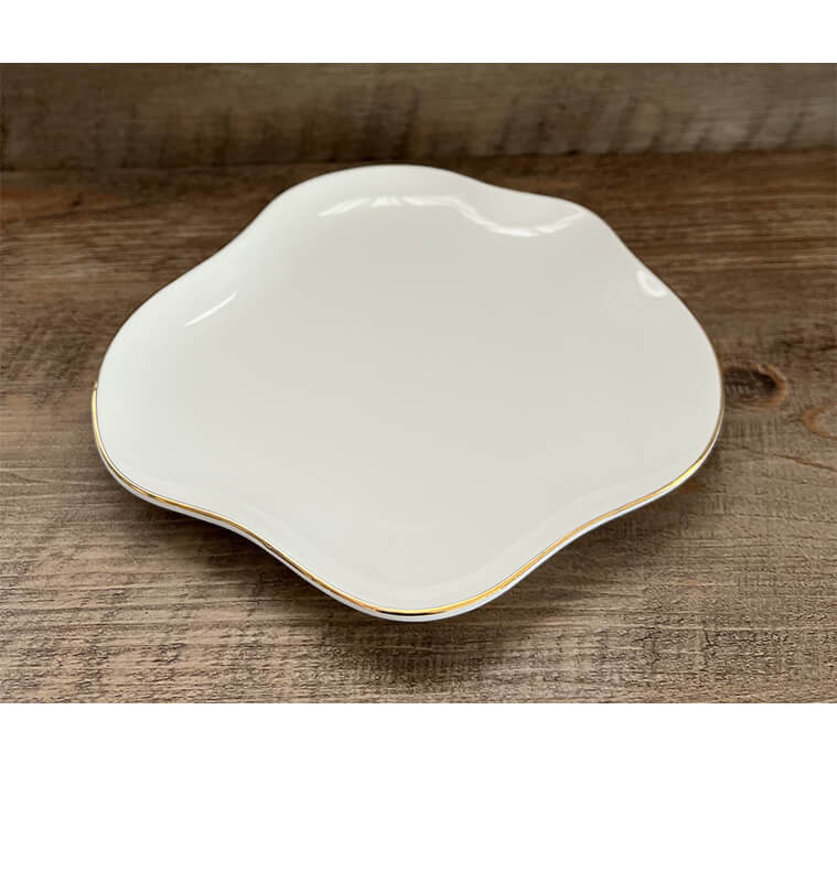 Assiette à dessert 20,5 cm en porcelaine blanche forme lotus bordure dorée | Vaisselle en porcelaine blanche | 3 800 CFA , da...