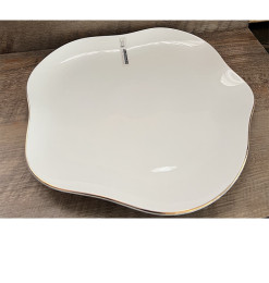 Assiette plate 30,2 cm en porcelaine blanche forme lotus bordure dorée  | Vaisselle en porcelaine blanche | 7 900 CFA , dakar...