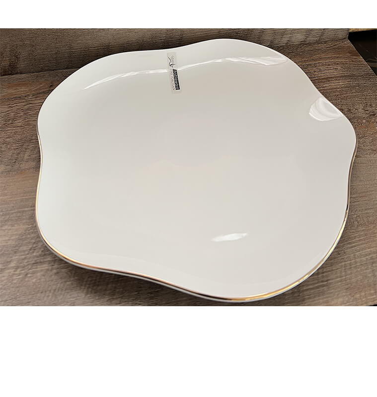 Assiette plate 30,2 cm en porcelaine blanche forme lotus bordure dorée  | Vaisselle en porcelaine blanche | 7 900 CFA , dakar...