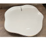 Assiette plate 30,2 cm en porcelaine blanche forme lotus bordure dorée  | Vaisselle en porcelaine blanche | 7 900 CFA , dakar...