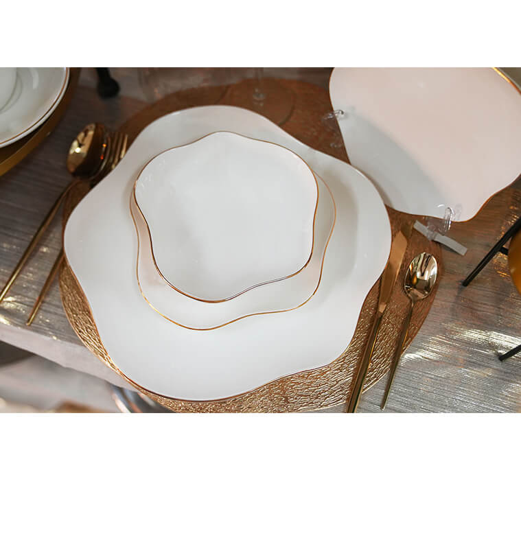 Assiette à dessert 20,5 cm en porcelaine blanche forme lotus bordure dorée | Vaisselle en porcelaine blanche | 3 800 CFA , da...