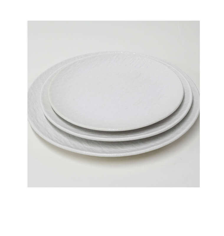 Assiette plate 26,25 cm en céramique blanche avec relief  | Assiettes & coffrets d'assiettes | 5 000 CFA , dakar, Sénégal