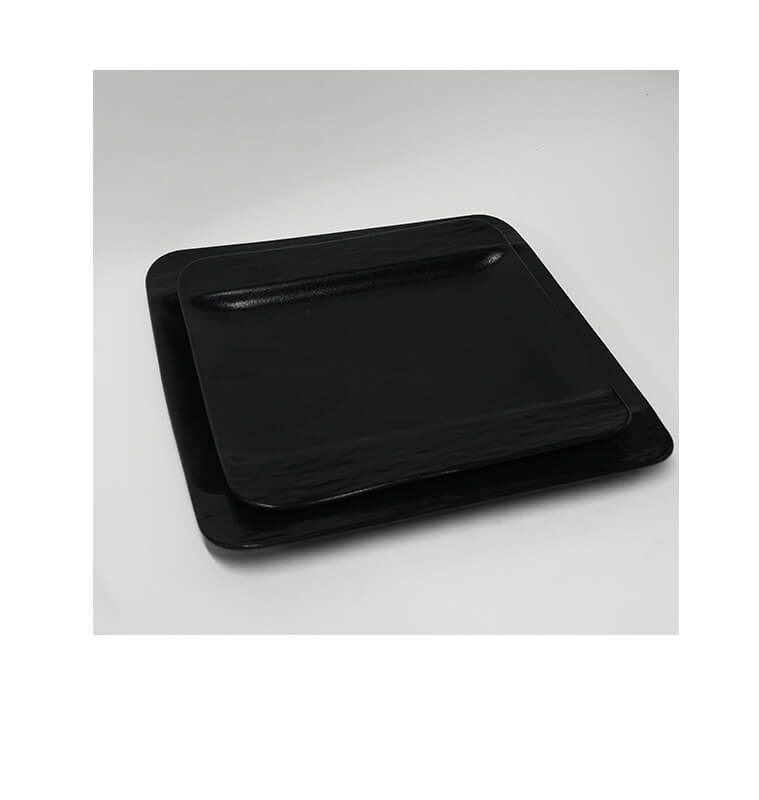 Assiette plate carrée 22,5 cm en céramique noire avec relief  | Assiettes & coffrets d'assiettes | 3 200 CFA , dakar, Sénégal