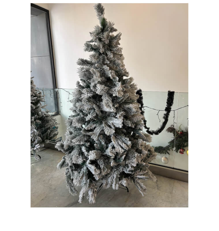 Sapin de Noël 180 cm 700 feuilles enneigé sur pied métal |Sapins de Noël |69 000 CFA ,Dakar, Sénégal