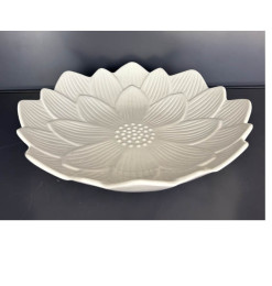 Plat de présentation en porcelaine blanche motif fleur de Lotus, 36x36x6cm | Vaisselle en porcelaine blanche | 6 100 CFA , da...
