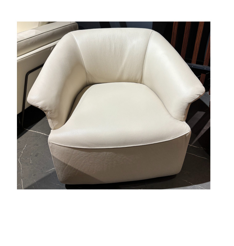 Fauteuil pivotant cuir et split blanc, 89 x 78 x 71 cm | 610 000 CFA | à Dakar