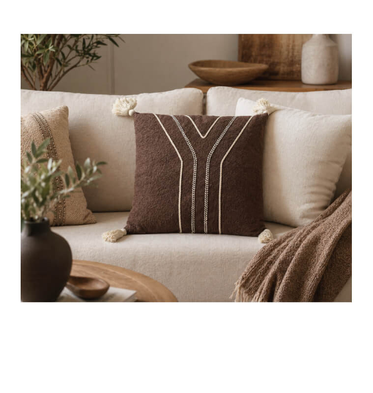 Coussin déco 45 x 45 cm marron à motifs graphiques | Coussins déco , Dakar, Sénégal