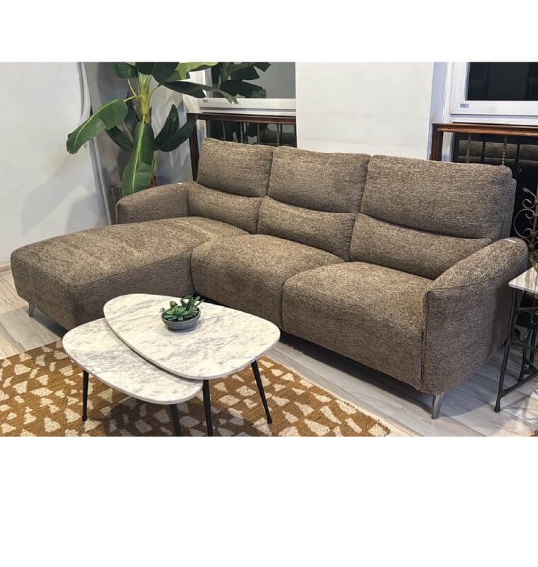 Canapé d'angle en tissu taupe foncé avec 1 place électrique, 272 x 165 x 98 cm | 998 000 CFA | à Dakar